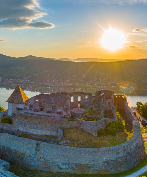 Gyönyörű Dunakanyar sétarepülés a Visegrádi vár felett